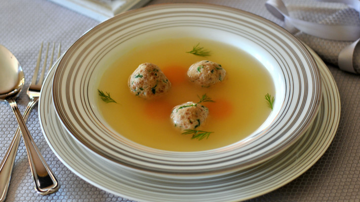 מרק עוף עם קניידלך אגוזים  (צילום: פסקל פרץ-רובין)