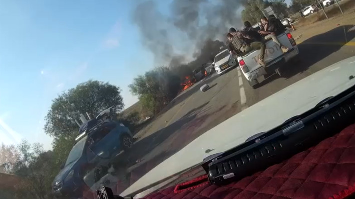 מחבלי חמאס בכניסה לקיבוץ רעים (צילום: רשתות חברתיות, שימוש לפי סעיף 27 א')