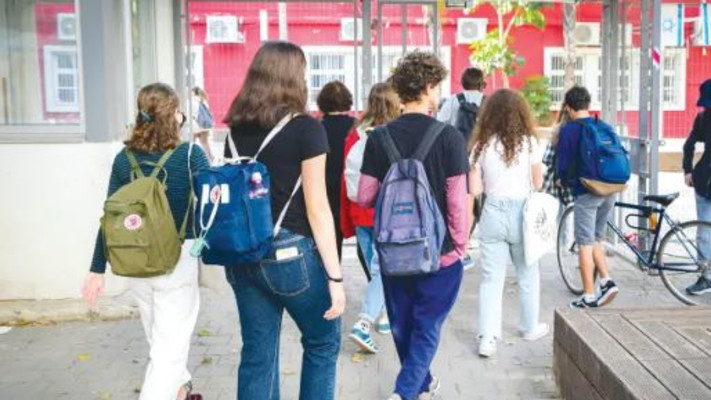 תלמידים חוזרים ללימודים (צילום: אבשלום ששוני)