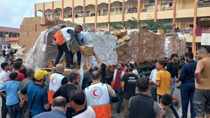 חלוקה של סיוע הומניטרי בחאן יונס (צילום: רויטרס)