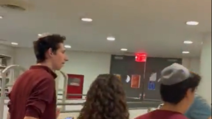 סטודנטים יהודים נעולים בספריה במכללת קופר