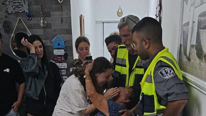 החיילת ששוחררה אורי מגידיש עם משפחתה