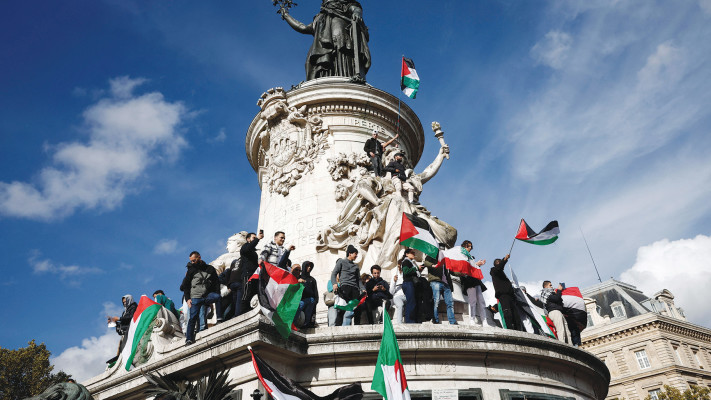 הפגנה נגד ישראל בפריז (צילום: רויטרס)