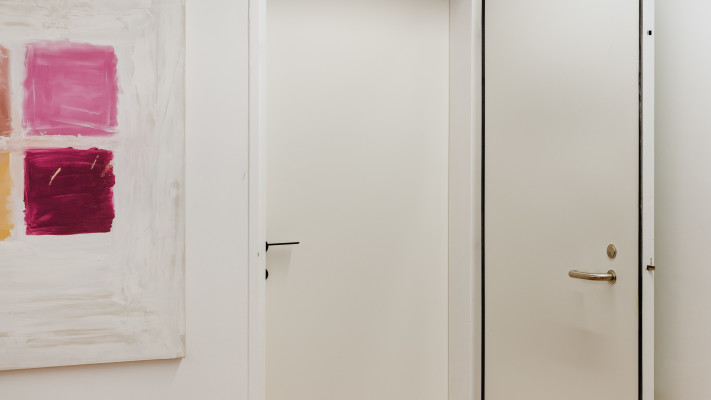 דלת ממ\'\'ד. מגנה בפני הדף וגם חוסמת קליטה