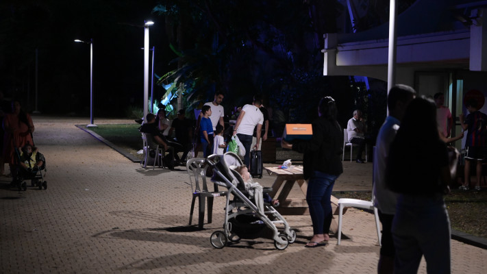 מפונים בכפר המכביה (צילום: אבשלום ששוני)