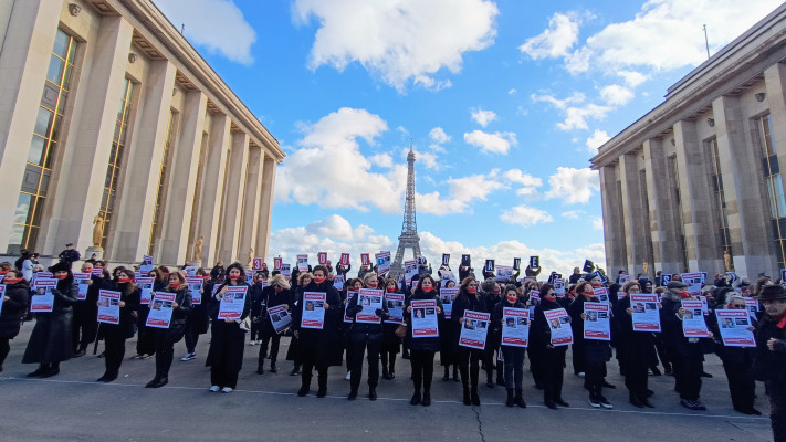 240 שלטים עם שמות החטופים על ידי חמאס מול מגדל אייפל בפריז (צילום: יפה עירון קוץ)
