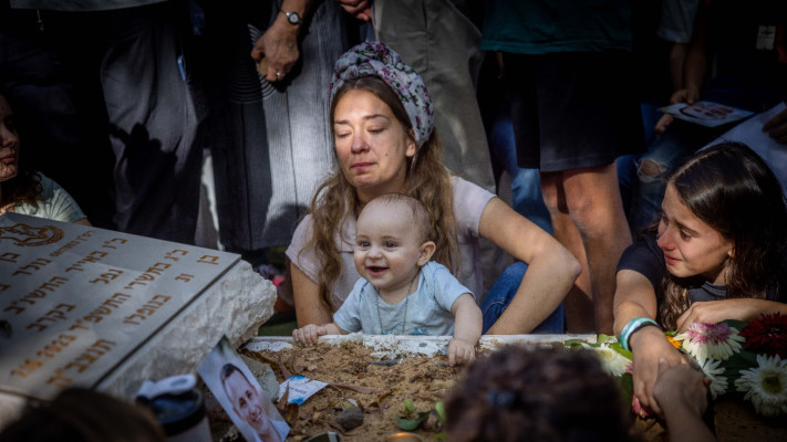 ענת מאיר על קברו של בעלה, דוד מאיר (צילום: חיים גולדברג, פלאש 90)