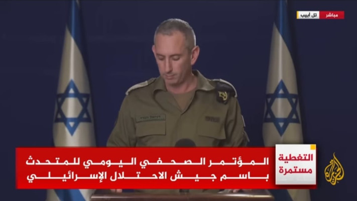 דובר צה''ל דניאל הגרי באחת מהופעותיו כפי שהועברה בערוץ אל-ג'זירה (צילום מסך)