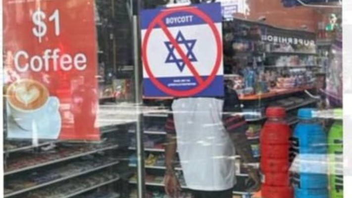 כרזה אנטישמית על דלת חנות במלבורן (צילום: רענן ברנובסקי)