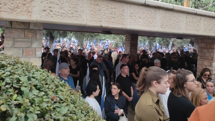 אלפים מלווים את רוני אשל ז''ל בדרכה האחרונה (צילום: שירן זומר)