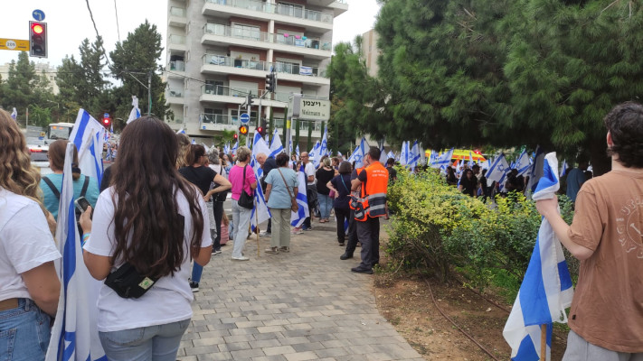 אלפים מלווים את רוני אשל ז''ל בדרכה האחרונה (צילום: שירן זומר)