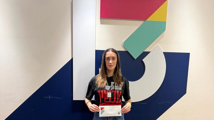 יובל מעתוק במעמד קבלת צ'ק הזכייה  (צילום: יח''צ רשת 13)