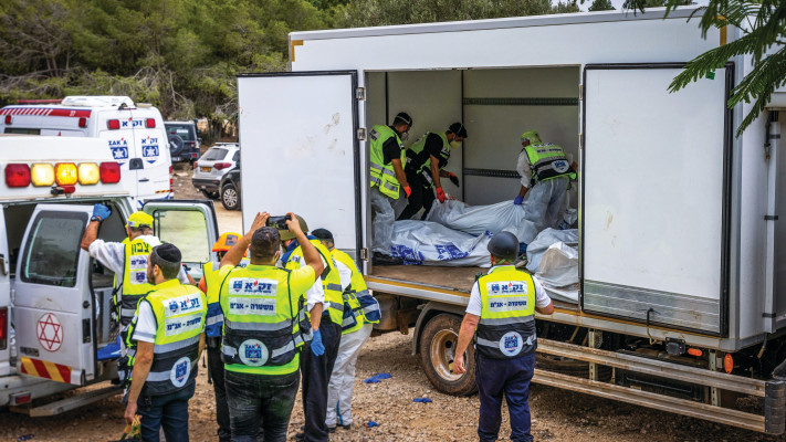 בזק''א מפנים גופות מהעוטף (צילום: יוסי אלוני פלאש 90)