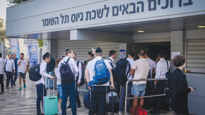 צעירים חרדים בבקום בחודש שעבר  (צילום: אבשלום ששוני)