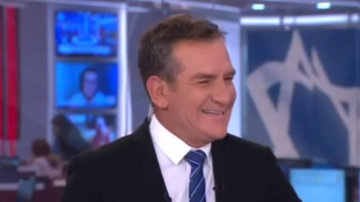 דני קושמרו באולפן שישי (צילום: חדשות 12)