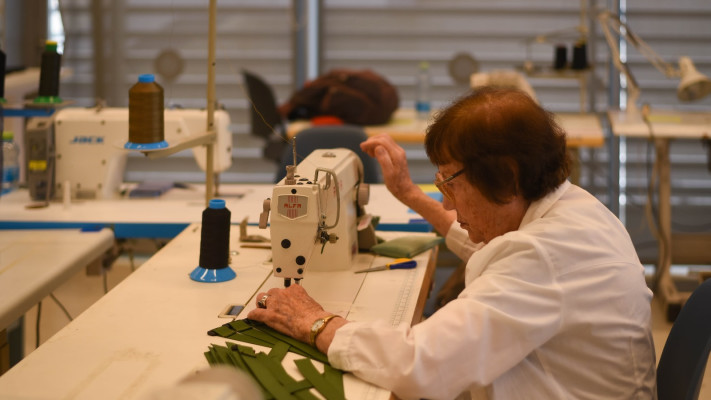 הקימו חמ''ל תפירה למען החיילים. האקדמיה לאמניות ועיצוב בצלאל