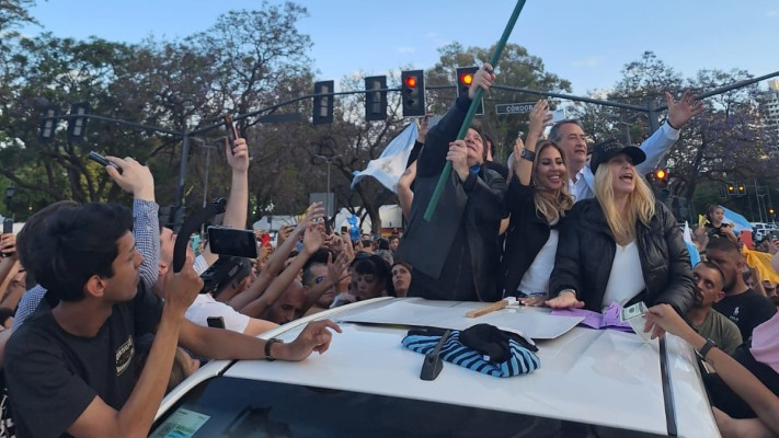 חאבייר מיליי מניף דגל ישראל