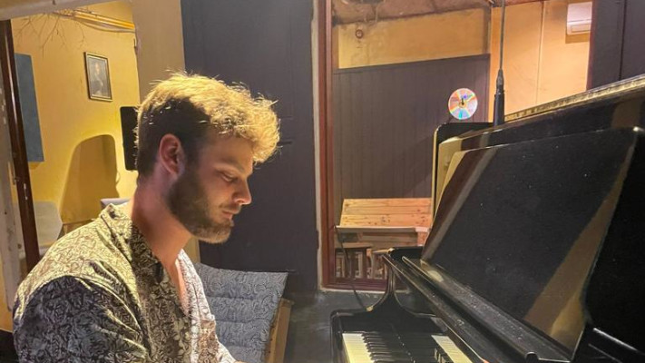 תמיד עם הפסנתר. אלון אהל