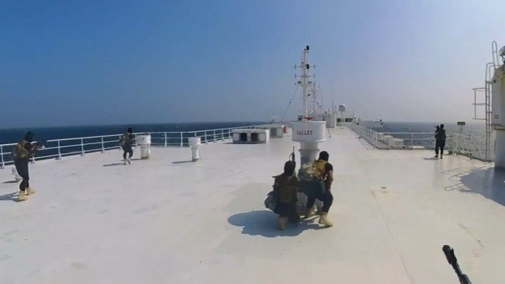 החותים משלטים על הספינה בבעלות ישראלית בים האדום  (צילום: רשתות ערביות)