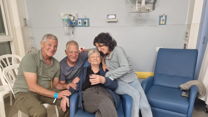 יפה אדר בחיק משפחתה