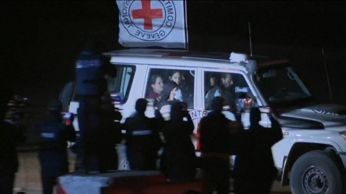 שיירת הצלב האדום עם החטופים