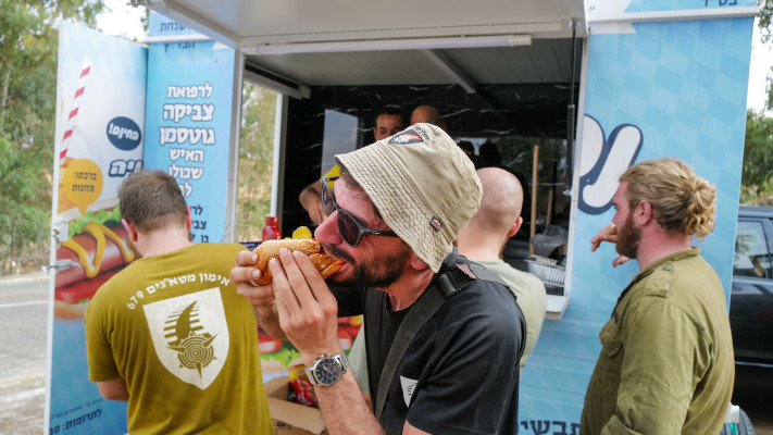 מתנדבים ומבשלים לחיילי המילואים ברמת הגולן. אוקטובר 2023