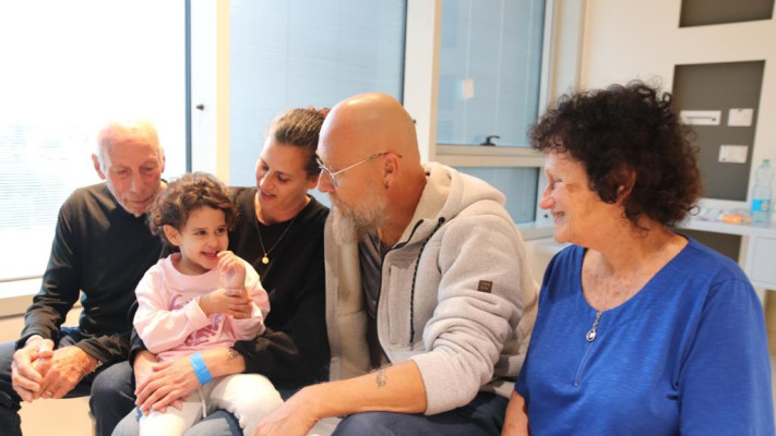 אביגיל עידן עם בני משפחתה במרכז שניידר לרפואת ילדים (צילום: דוברות מרכז שניידר)