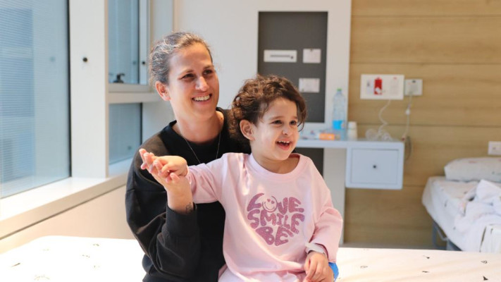 אביגיל עידן עם קרובת משפחתה במרכז שניידר לרפואת ילדים