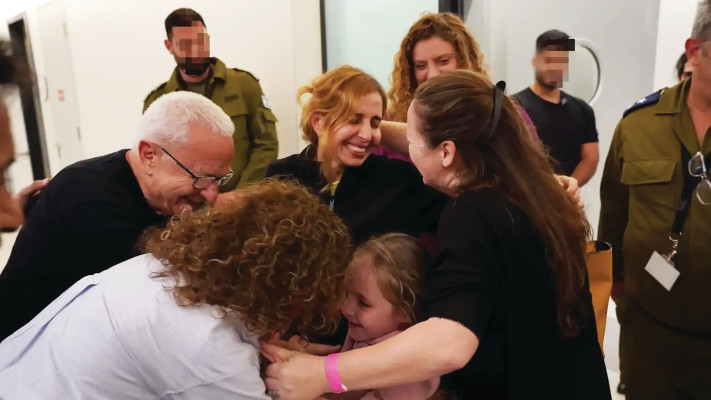 דניאלה ואמיליה אלוני בבית חולים שניידר  (צילום: דובר צה''ל)