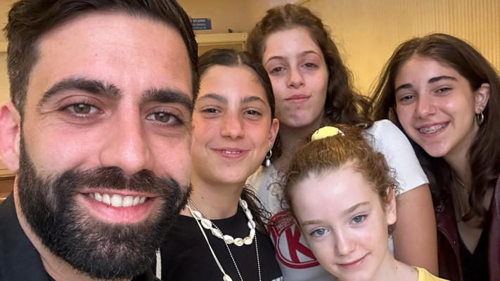 רותם שושני ואמילי הנד חוגגות יום הולדת עם אליעד