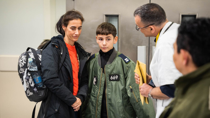 איתן יהלומי מתאחד עם משפחתו, לאחר 50 ימים בשבי חמאס (צילום: דובר צה''ל)