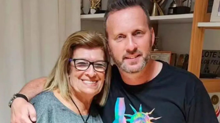 שדר הכדורגל הארגנטינאי הרנן פלר עם דודתו אופליה רויטמן ששוחררה משבי חמאס