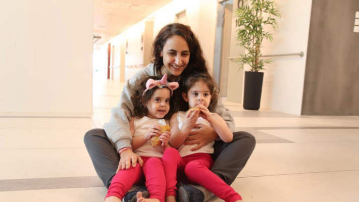 אמה ויולי קוניו יחד עם אמן שרון