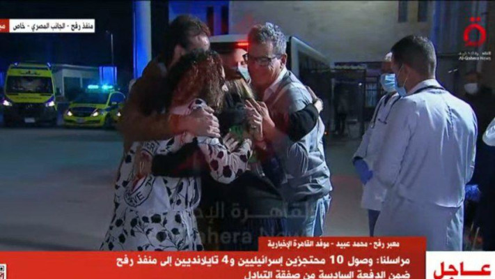 חטופים ששוחררו בעסקה הראשונה מתאחדים עם משפחתם