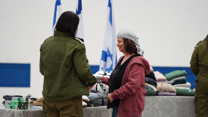 בדרך לחופש. חטופים מגיעים לאשפוז ראשון (צילום: דובר צה''ל)