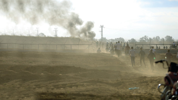 מחבלי חמאס ועזתים חוצים את הגבול ב־7 באוקטובר 2023 (צילום: רויטרס)