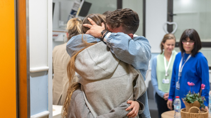 מייה שם מתאחדת עם בני משפחתה