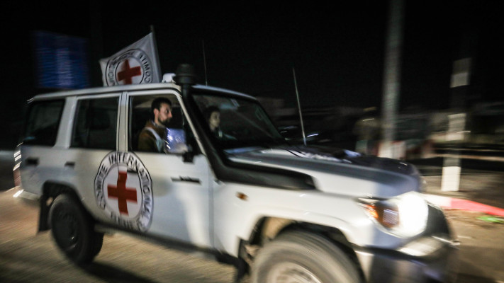 אנשי הצלב האדום בשטח (צילום: Abed Rahim Khatib/Flash90)