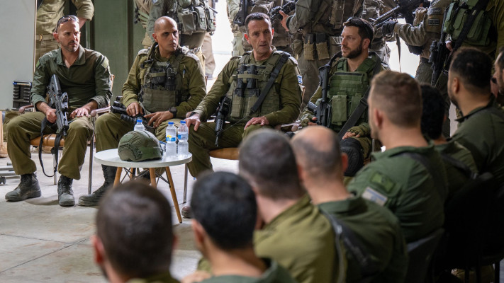 הרמטכ''ל הרצי הלוי מסייר באוגדת עזה (צילום: דובר צה''ל)