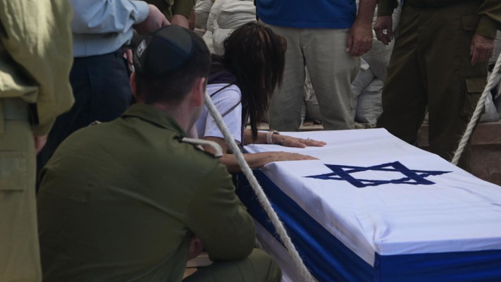 אמו של אל''מ אסף חממי ז''ל בהלווייתו (צילום: אבשלום ששוני)