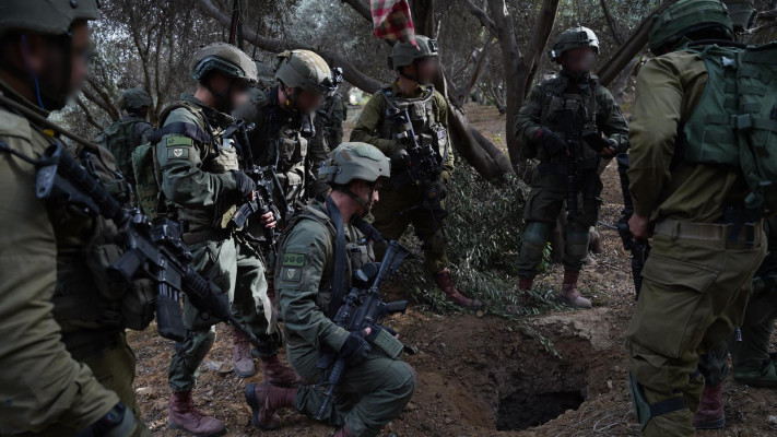 הלוחמים ליד פירי המנהרות ברצועת עזה