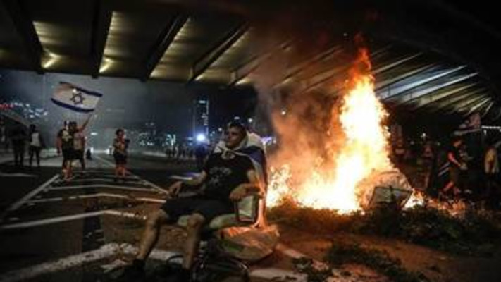 מפגין במחאה למען הדמוקרטיה. נתיבי איילון, תל אביב