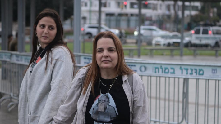 רז בן עמי ששוחררה משבי חמאס ושבן זוגה נותר בשבי, נפגשה עם קבינט המלחמה (צילום: אבשלום ששוני)