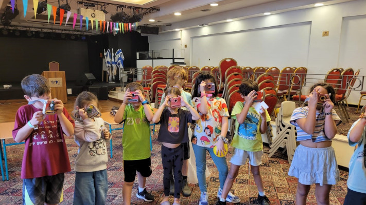 הנגרית שמעבירה סדנאות לילדים המפונים במלונות