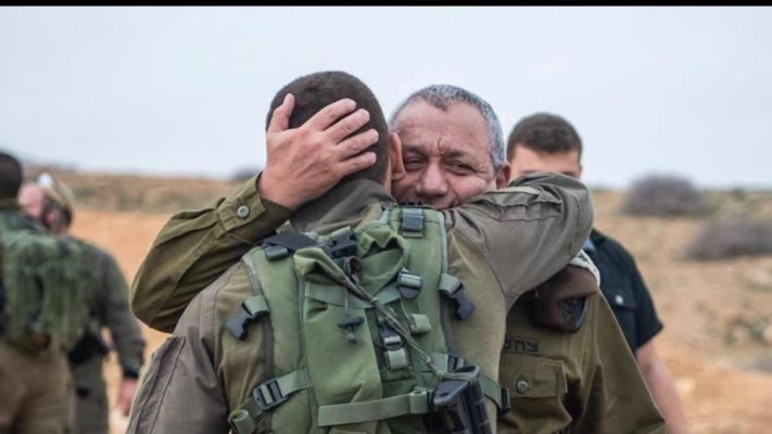 גדי איזנקוט בתקופתו כרמטכ\'\'ל, ובנו גל ז\'\'ל (צילום: דובר צה''ל)
