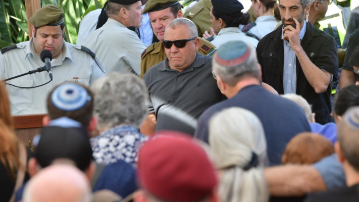 גדי איזנקוט בהלווית בנו (צילום: אבשלום ששוני)
