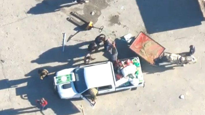 מחבלי חמאס בוזזים ציוד הומניטרי