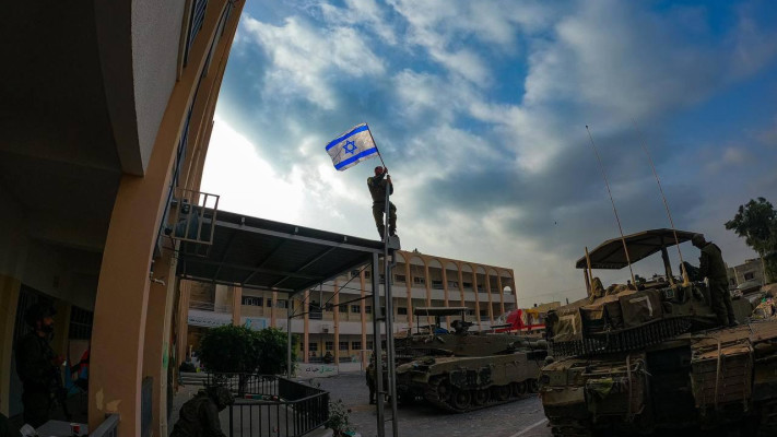 לוחמי צה''ל מניפים את דגל ישראל בג'בליה (צילום: שימוש לפי סעיף 27א')