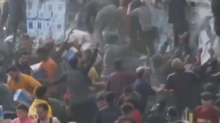 עזתים מתנפלים ובוזזים את משאיות הסיוע ההומניטרי