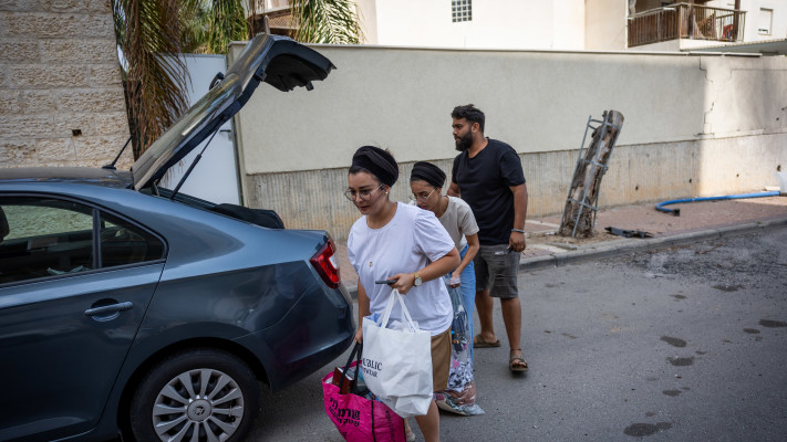 תושבי שדרות מפונים מהעיר (צילום: יונתן סינדל, פלאש 90)